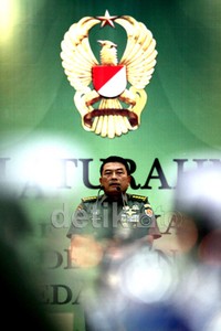 Suami dari Koesni Harningsih ini lahir di Kediri, Jawa Timur pada 8 Juli 1957. Moeldoko juga menyelesaikan pendidikan hingga Strata 3 (S3).