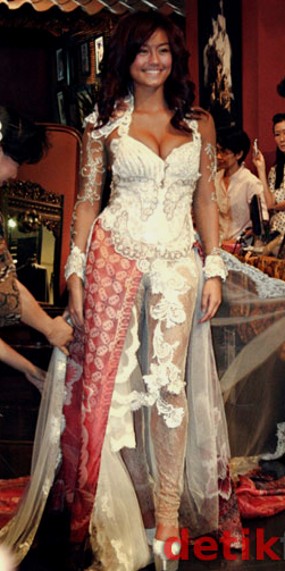 Pesona Agnes Monica di Luar Panggung