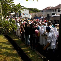 Ratusan Orang Mengantre untuk Dapatkan Suvenir Uje