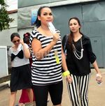 Selebriti Jenguk Julia Perez di Rutan