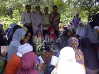Tak hanya dari Jakarta, peziarah yang datang dari luar kota pun banyak yang mengunjungi makam di TPU Karet Tengsin tersebut.