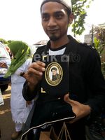 Ratusan Orang Mengantre Demi Suvernir Uje