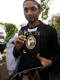 Suvenir itu berupa Al Quran yang dibungkus dengan kain berbahan beludru berwarna hitam, berhiaskan tali emas.