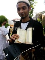 Ratusan Orang Mengantre Demi Suvernir Uje