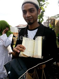 Selain Al Quran, kalender juga disediakan sebagai buah tangan untuk para tamu yang hadir.
