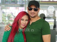 Keduanya kompak berbaju hijau. Desi/detikHOT.