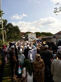 Ratusan warga mengantre.