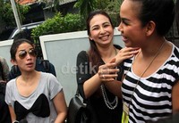 Dia baik-baik aja sehat. Kalender udah dicorat-coret (tanggal 17), dia bakal keluar pakai red carpet, papar Melaney seraya tertawa.