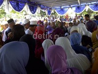 Semakin siang, tempat pemakaman Uje pun semakin ramai didatangi para peziarah.
