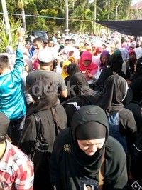 Meskipun mendung, para ibu-ibu tetap semangat mengantre.