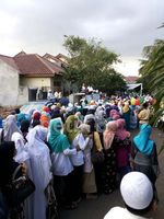 Ratusan Orang Mengantre Demi Suvernir Uje