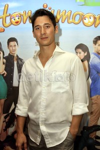 Saya malah jarang keluar, nggak pernah clubbing. Biasanya belajar, tidur, ucapnya. Noel/detikHOT.