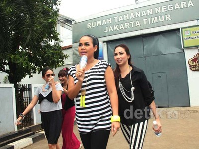 Selebriti Jenguk Julia Perez di Rutan
