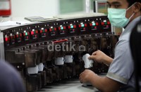 Proses pengetesan MCB merek ABB.