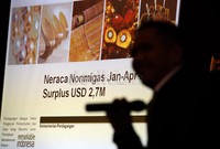 Menteri Perdagangan (Mendag) Gita Wirjawan menjelaskan soal kenyataan tersebut menurutnya meski mengalami defisit, Indonesia mencatat surplus ke beberapa negara khususnya Singapura. Ekspor non migas ke Singapura tercatat meningkat sebesar 14,4% menjadi US$ 4,4 miliar pada April 2013.