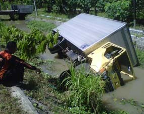 Truk Terjun ke Parit, Tiga Orang Luka-luka