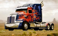 Pada Transfomers 4, penampilan terbaru dari pemimpin Autobots, Optimus Prime tampil dalam bentuk kendaraan truk custom-built khas Western Star, sebuah merek dibawah Daimler Trucks North America. (dok. Michael Bay)