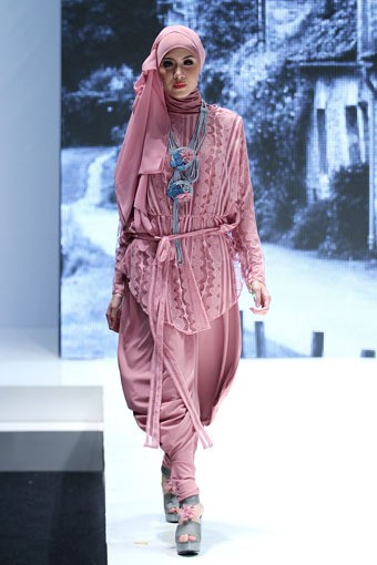 Jakarta, Indonesia - 31 Mei. 2Pose by Monika Jufry Romantic Chapter. Indonesia Islamic Fashion Fair 2013 at Jakarta Convention Center. 31 Mei 2013. Senayan. Jakarta. [Foto: Mohammad Abduh/Wolipop]