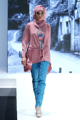 Jakarta, Indonesia - 31 Mei. 2Pose by Monika Jufry Romantic Chapter. Indonesia Islamic Fashion Fair 2013 at Jakarta Convention Center. 31 Mei 2013. Senayan. Jakarta. [Foto: Mohammad Abduh/Wolipop]