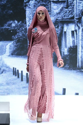 Jakarta, Indonesia - 31 Mei. 2Pose by Monika Jufry Romantic Chapter. Indonesia Islamic Fashion Fair 2013 at Jakarta Convention Center. 31 Mei 2013. Senayan. Jakarta. [Foto: Mohammad Abduh/Wolipop]