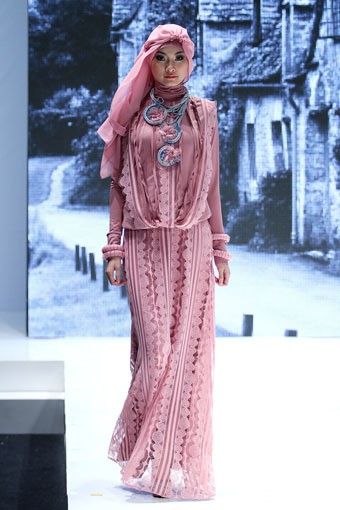 Jakarta, Indonesia - 31 Mei. 2Pose by Monika Jufry Romantic Chapter. Indonesia Islamic Fashion Fair 2013 at Jakarta Convention Center. 31 Mei 2013. Senayan. Jakarta. [Foto: Mohammad Abduh/Wolipop]