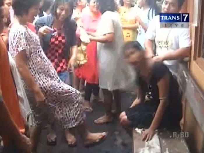 Kasihan! Tertangkap Curi HP, Wanita Muda Digunduli