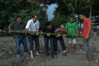 detikTravel berkesempatan bermain bambu gila di Pantai Susupu, Jailolo, Halmahera Barat beberapa waktu lalu. Intinya, permainan ini harus dilakukan oleh jumlah orang yang ganjil, bisa tiga, lima, atau tujuh (Afif/detikTravel)