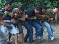 Baramasuweng (bambu gila-red)! ujar Muhammad Irfan, sang pawang bambu gila. Setelah itu, bambu tiba-tiba bergerak sendiri tak karuan dan menjadi lebih berat (Afif/detikTravel)