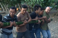 Idadigougou! teriak para pemain bambu gila. Itu artinya adalah jadi beneran. Semakin bambu ditahan, maka semakin bambu tersebut menjadi berat dan bergerak-gerak. Para pemain harus kompak melangkahkan kaki agar tidak kalah (Afif/detikTravel)