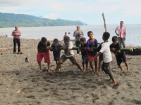 Bambu gila tidak hanya dimainkan oleh orang dewasa. Anak-anak dan wanita juga bisa memainkannya. Tak hanya itu, anak kecil pun bisa menjadi pawangnya, asal hafal mantra (detikTravel)