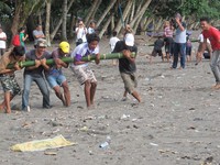 Menurut Irfan, bambu gila ini diisi oleh kekuatan gaib. Boleh percaya atau tidak, saya benar-benar merasakan bambunya yang berat dan kuat. Itu terjadi setelah sang pawang membacakan mantera (Afif/detikTravel)