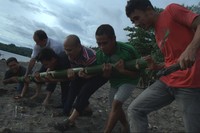 Bruk! Kami tidak bisa menahan kuatnya bambu dan semua terjatuh. Tangan menjadi merah karena sakit menahan bambunya. Menurut Ifran, hingga saat ini belum ada yang bisa melawan kekuatan bambu gila. Anda berani mencoba? (Afif/detikTravel)
