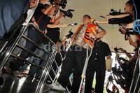 Dendy datang dengan mengenakan baju tahanan KPK dan masih memakai tongkat untuk membentunya berjalan. Lamhot Aritonang/detikFoto.