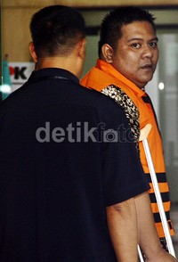 Dendy memasuki gedung KPK untuk menjalani pemeriksaan. Lamhot Aritonang/detikFoto.