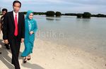 Jokowi Menikmati Keindahan Pantai Pasir Perawan