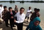 Jokowi Menikmati Keindahan Pantai Pasir Perawan