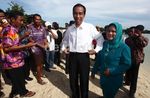 Jokowi Menikmati Keindahan Pantai Pasir Perawan