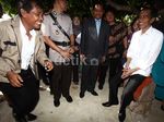 Jokowi Menikmati Keindahan Pantai Pasir Perawan