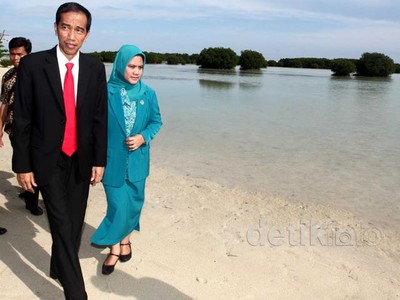 Jokowi Menikmati Keindahan Pantai Pasir Perawan
