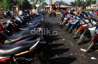 Tempat parkir juga terlihat rapi.