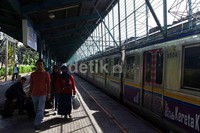 Stasiun yang tadinya tertutup oleh kerumuman PKL, kini sudah jauh berubah.