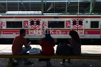 Tiga orang penumpang menunggu kereta yang akan dinaikinya di Stasiun Pasar Minggu.