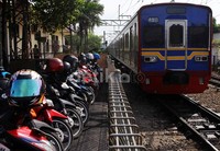 Sebuah kereta melintas di Stasiun Pasar Minggu.