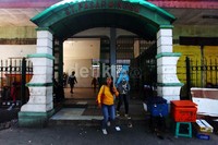 Gerbang masuk stasiun juga bersih dari PKL.