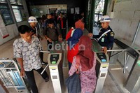 Sejumlah penumpang keluar dan masuk Stasiun Pasar Minggu.