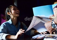 Melody saat menandatangani OGB milik fans-nya.
