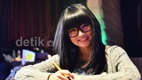 Stella dan senyum manisnya.