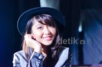 Veranda si 'miss badai' siap mencorat-coret OGB milik fans-nya.