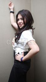 Pose Tina Toon di Premiere Cinta Dalam Kardus