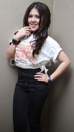 Pose Tina Toon di Premiere Cinta Dalam Kardus